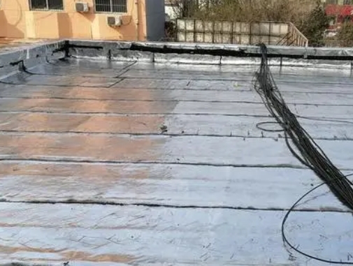 喀什地卫生间漏水维修公司分享下喀什地屋面楼顶防水刚性防水层施工要点。